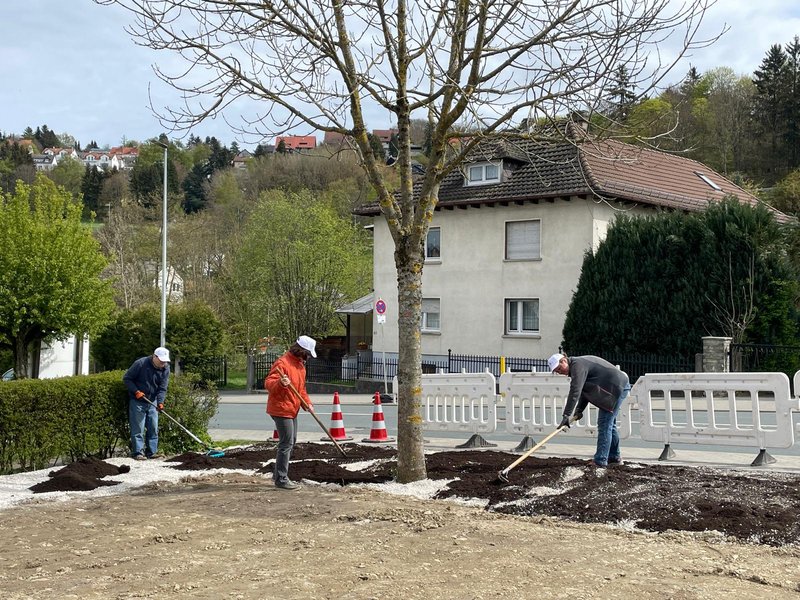 Bürger bereiten auf einer Mitmachbaustelle ein Magerbeet vor